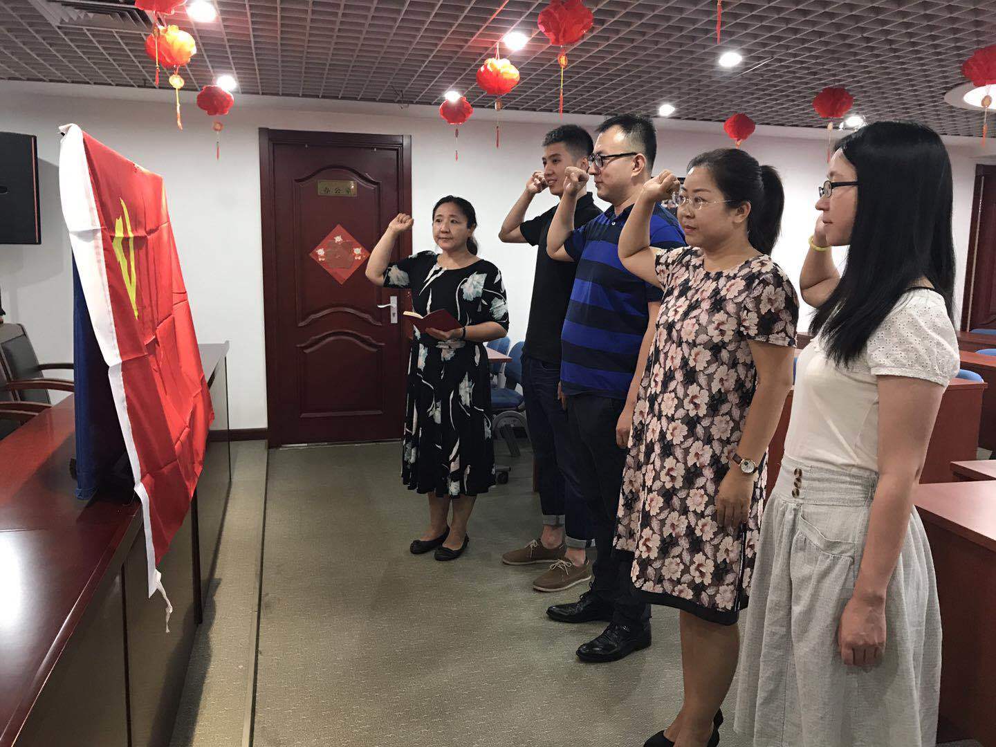 計(jì)鵬黨支部新黨員(yuán)參加宣誓儀式