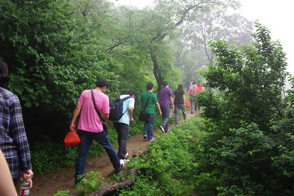 爬山(shān)鍛煉、“低(dī)碳”出行(xíng)