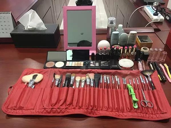 計(jì)鵬公司2017年(nián)度美(měi)女(nǚ)節“靓化(huà)工(gōng)程”美(měi)妝講座活動